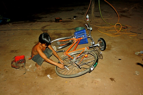 На велосипеде по ангкору - ремонт прокола колеса