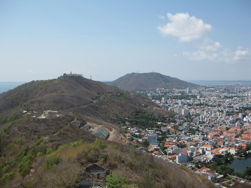 Вьетнам. Вунг Тау. Статуя Христа. Вид сверху на гору с маяком и далее гора Ho Mai.